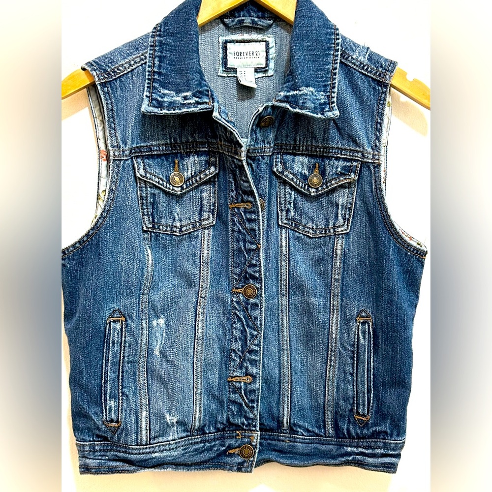 FOREVER 21 Blue Distressed Denim / Jean Vest Women’s size Small